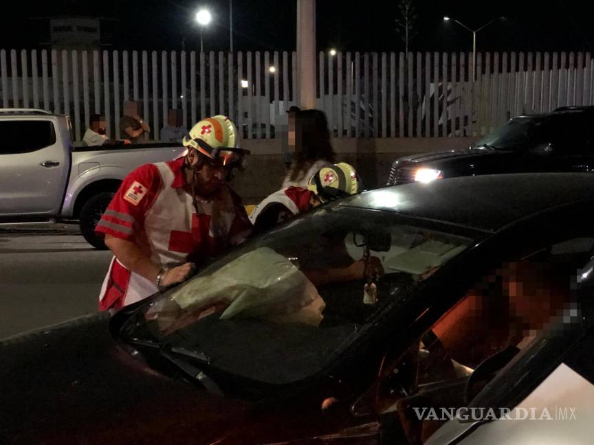 $!Paramédicos de la Cruz Roja atendieron a los ocupantes del Mitsubishi Lancer en el lugar del accidente.