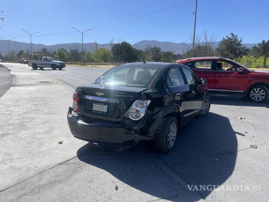 $!El Chevrolet Sonic fue golpeado en su costado trasero izquierdo, pero su conductora salió ilesa del accidente.