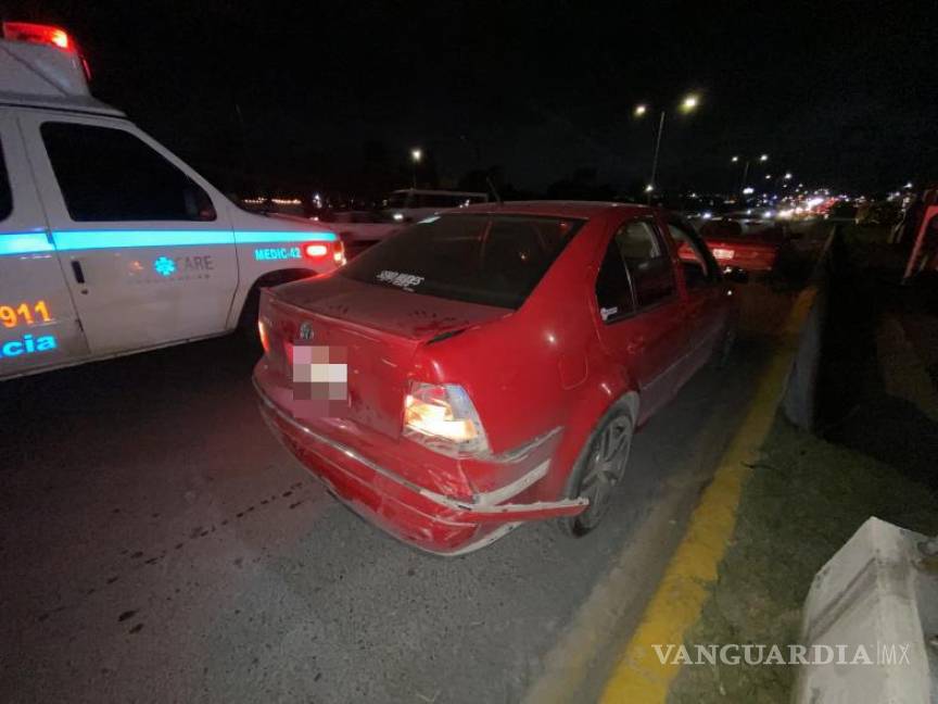 $!El Volkswagen Jetta fue proyectado a los carriles centrales tras el impacto por alcance.