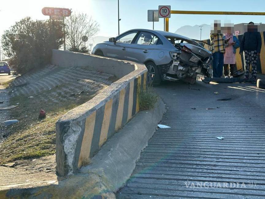 $!Ambos vehículos quedaron con daños materiales tras ignorarse la luz roja del semáforo.