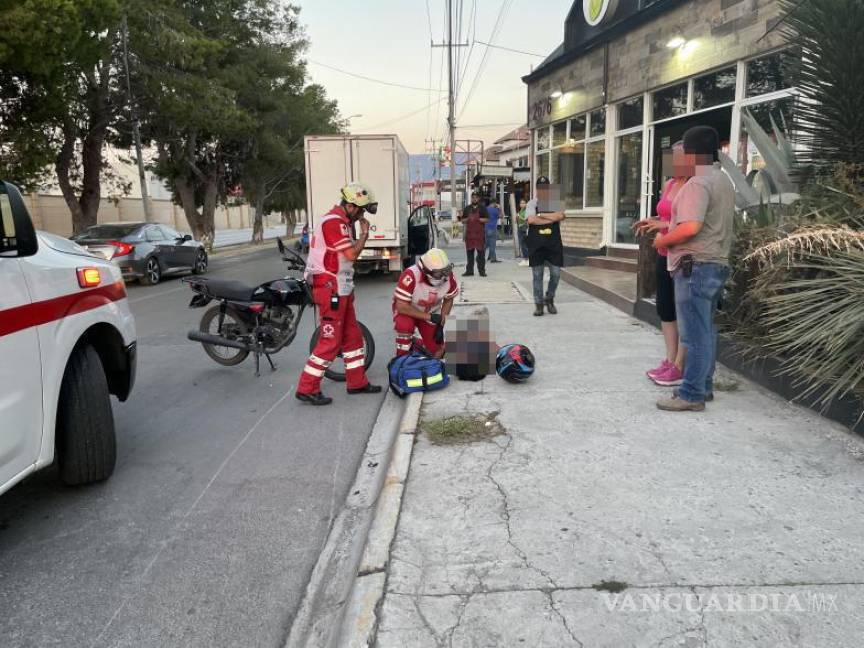 $!El motociclista quedó tendido tras el impacto con una camioneta Nissan en la colonia Tulipanes.