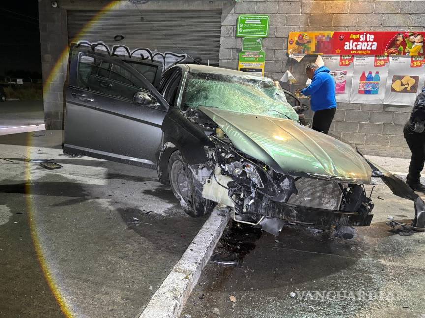 $!La unidad quedó destrozada en la parte frontal luego del impacto en la madrugada.