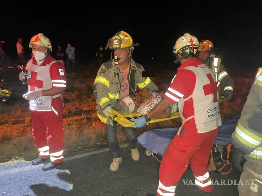 $!Paramédicos de distintas corporaciones trabajaron a contrarreloj para atender y trasladar a los lesionados, incluidos tres menores de edad.