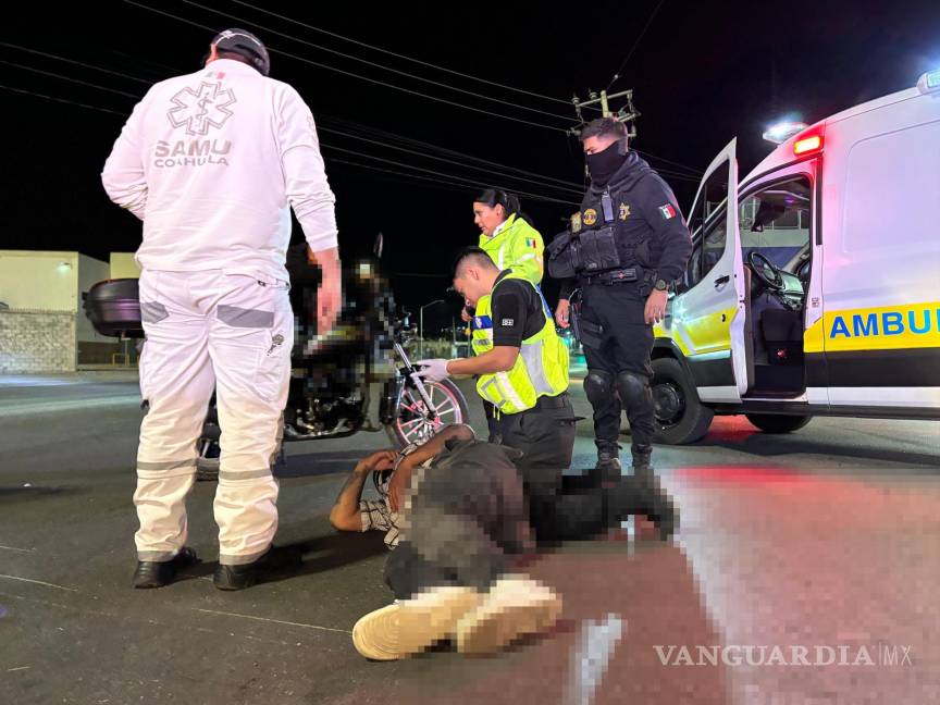 $!El motociclista quedó tendido sobre la vialidad tras perder el control y caer.