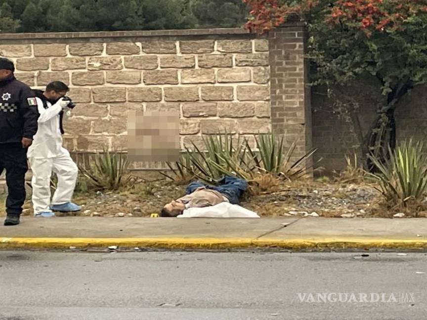 $!Familiares acudieron al sitio mientras avanzaban las labores de investigación.