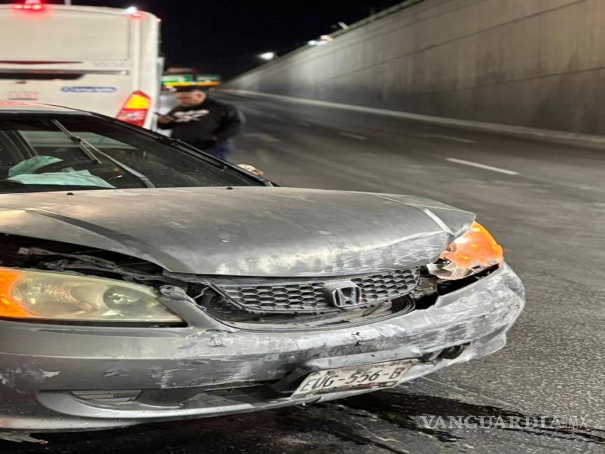 $!El automóvil Honda Civic quedó destrozado tras impactarse contra las ballenas vehiculares en el periférico Luis Echeverría Álvarez.