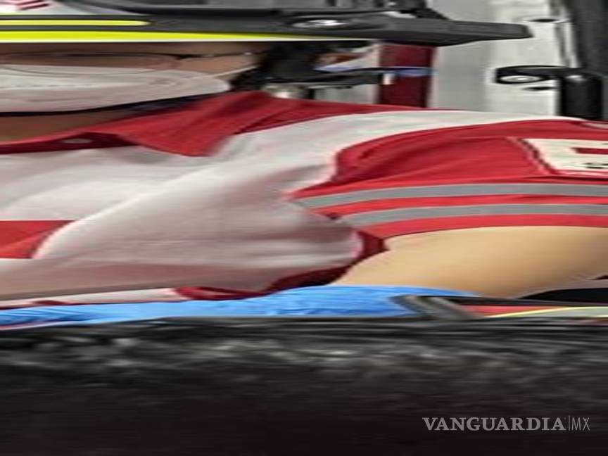 $!Othoniel ¨N¨ recibió atención prehospitalaria tras ser derribado de su motocicleta en el bulevar Francisco Coss.