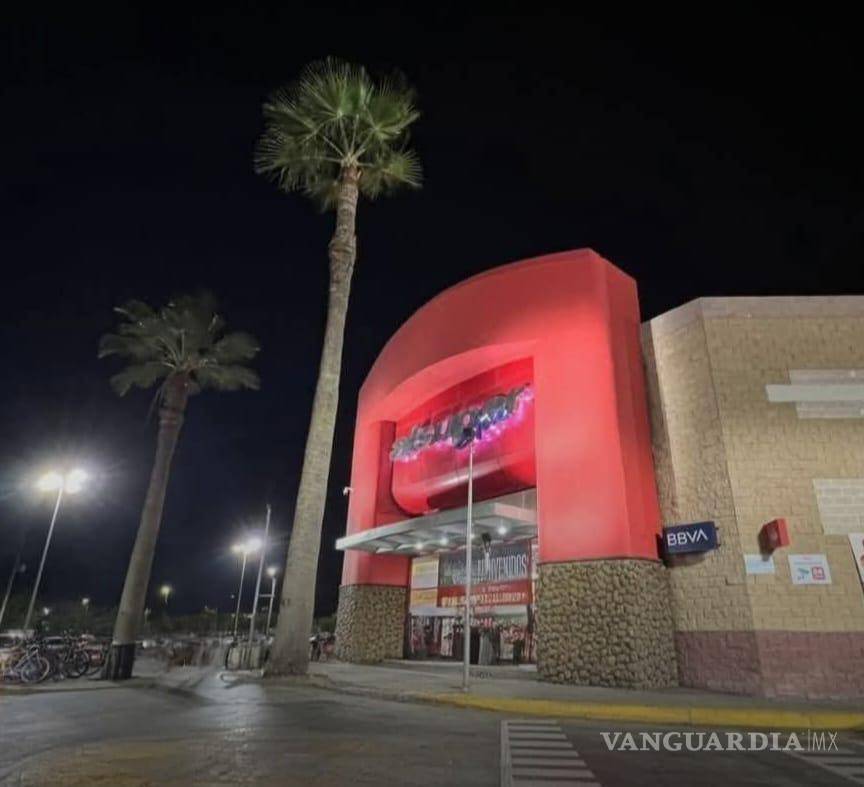 $!Cuerpos de emergencia acudieron al cruce de avenida Hidalgo y Leandro Valle tras el reporte al 911.