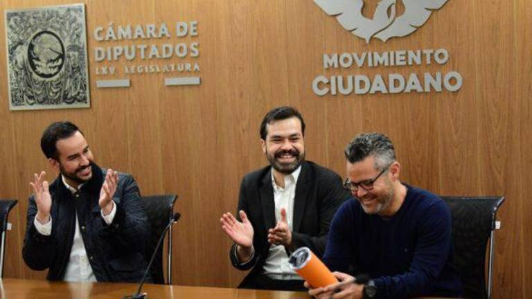 Andrés Pintos Caballero recibiendo su vasote naranja de Manos de Maynez, el ex candidato presidencial perdedor del MC.