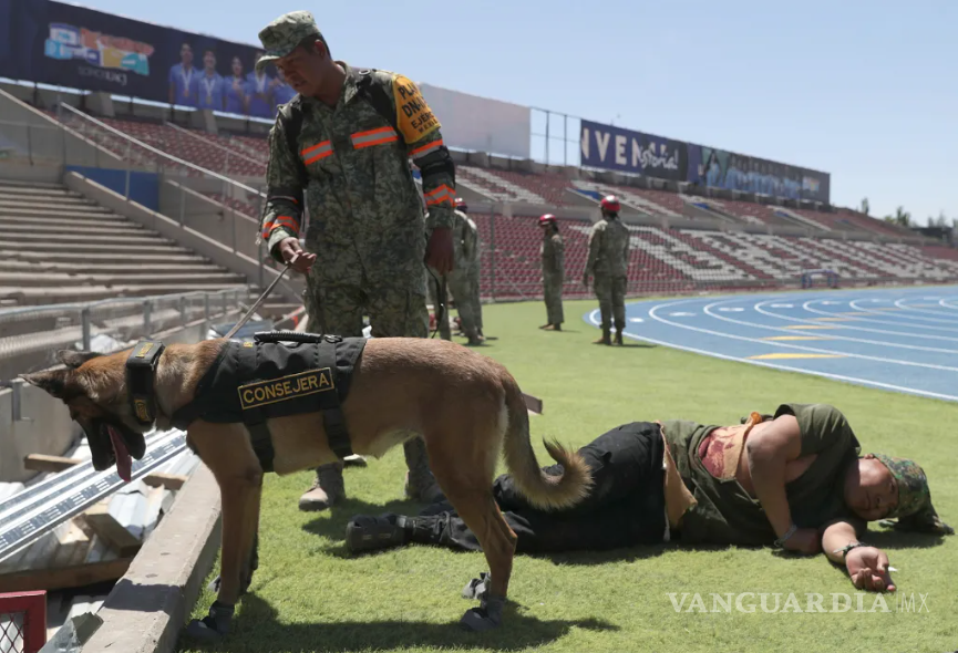 $!Miembros del Ejército mexicano y militares estadounidenses realizan un ejercicio binacional llamado ‘Fuerzas amigas 2024’, este martes en el estadio Olímpico Benito Juárez de Ciudad Juárez.