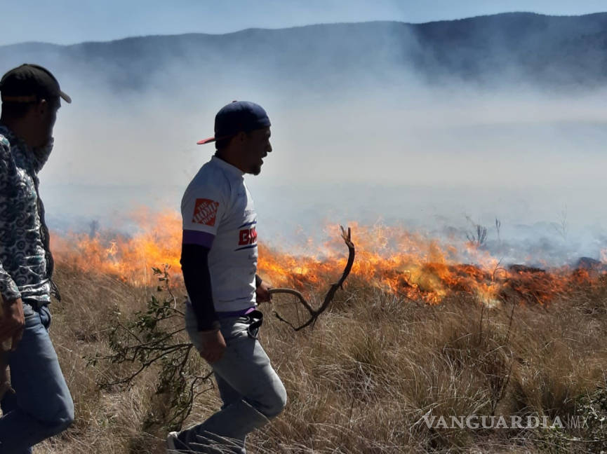$!En el tramo Saltillo-Matehuala vacacionistas incendian 15 hectáreas de la sierra del ejido El Mezquite
