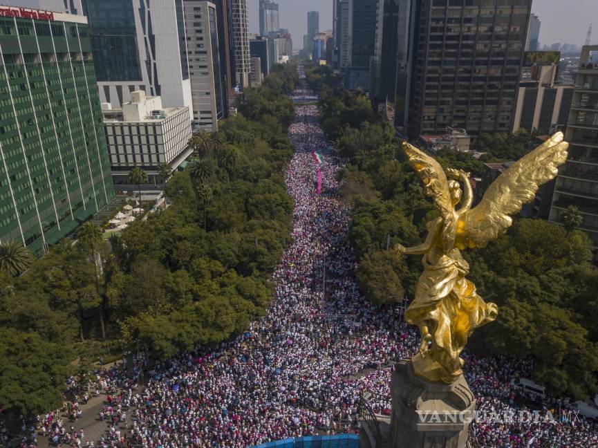 $!Fotografía tomada desde un drone donde se observa a miles de personas marchando este domingo por la avenida Paseo de la Reforma, en CDMX.