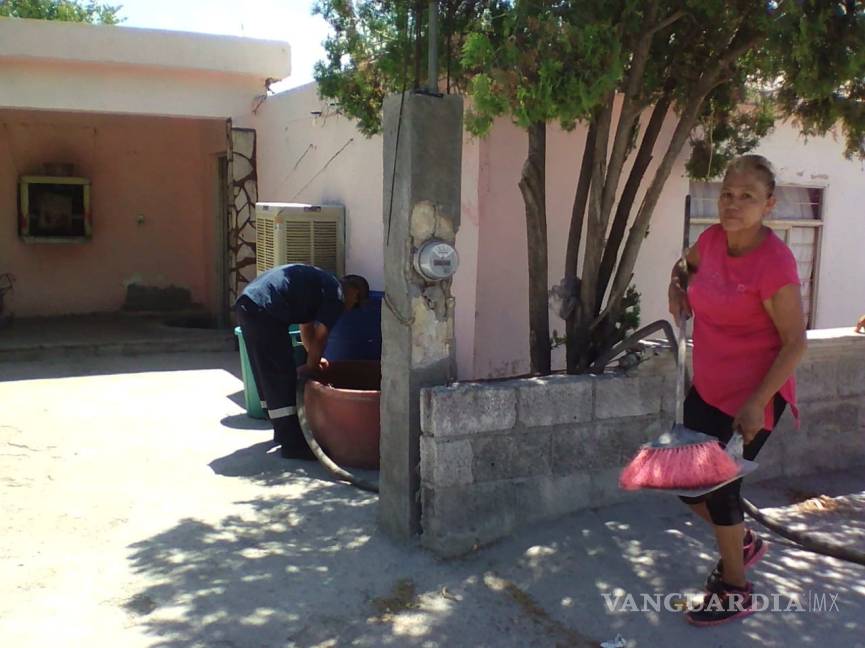 $!Bomberos y Protección Civil abastecen agua en colonias de Monclova, ante escasez