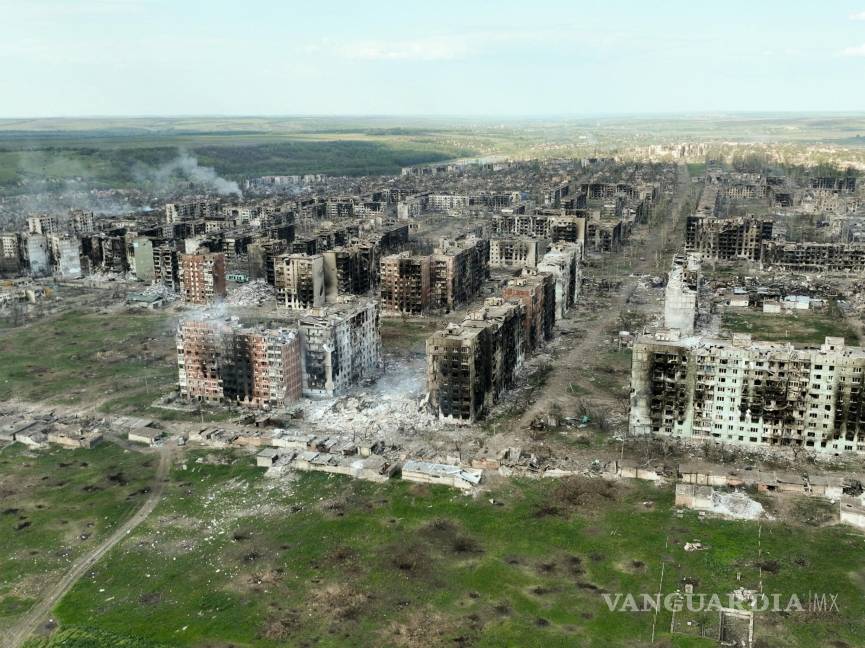 $!Una vista aérea de los edificios dañados por los bombardeos en la guerra entre Ucrania y Rusia, en Bakhmut, Ucrania.