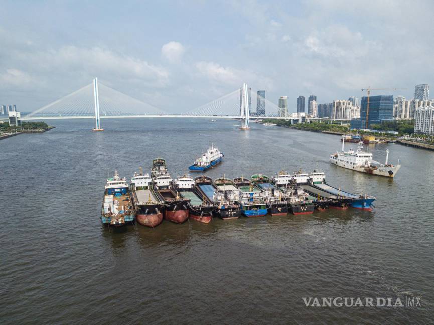 $!En la provincia de Hainan decidieron asegurar los botes y otras embarcaciones ante la inminente llegada del tifón Yagi.