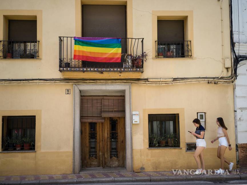 $!Una bandera del orgullo colgada en una casa en Náquera, España.