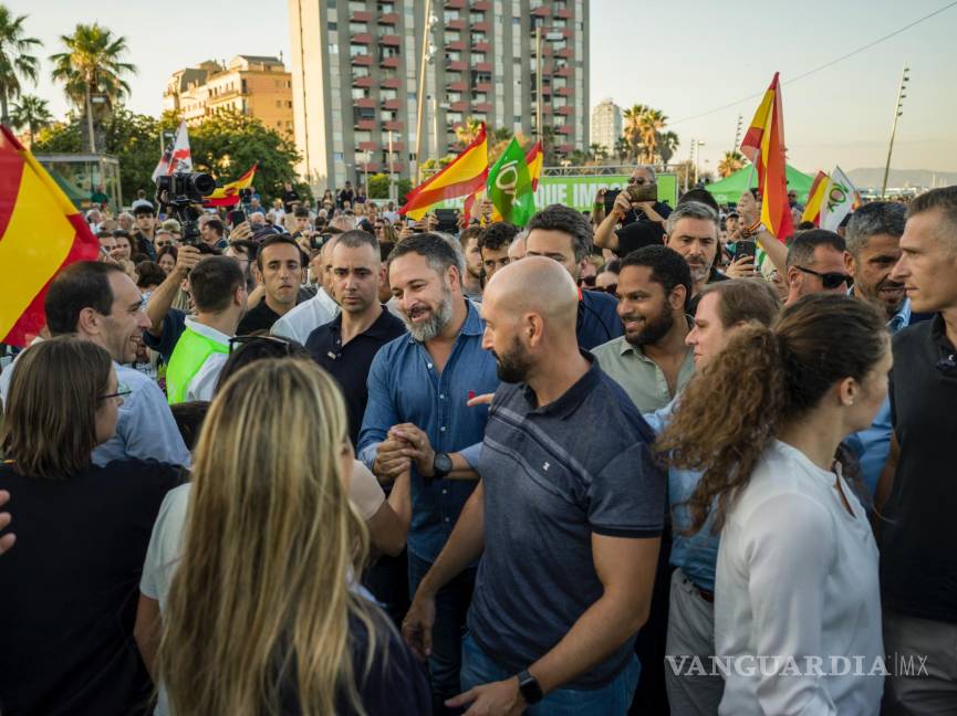 $!Santiago Abascal, líder del partido de extrema derecha Vox, saluda a sus seguidores en un mitin en Barcelona, España.