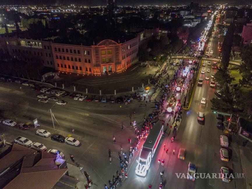 Caravana Coca Cola ilumina la Navidad de Saltillo; la magia de creer ya es tradición