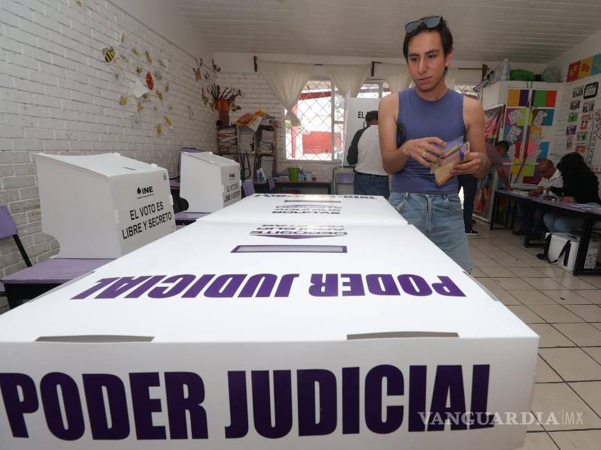 $!Kevin Enrique, de 20 años, fue de los primeros en acudir a las urnas en Saltillo, motivado por su compromiso con las causas sociales y su interés en elegir con conciencia a los nuevos integrantes del Poder Judicial.