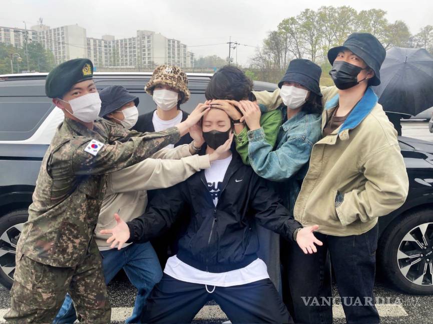 $!Jin, Suga, Jimin, V, Jungkook y RM acompañan a J-Hope y se despiden de él, tras unirse al campo militar.