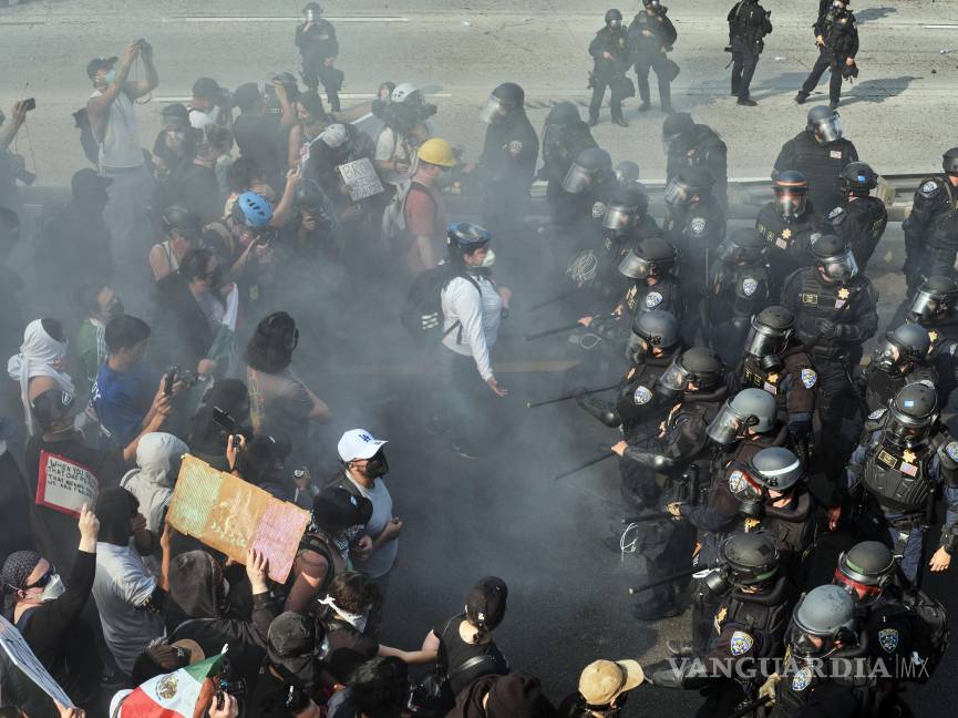 $!Las protestas ante los operativos se han tornado violentos, al grado que el gobierno de Trump les ha exigido que abandonen el país.