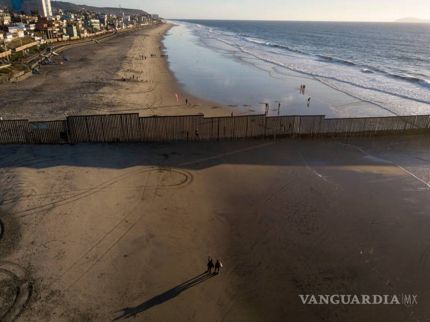 $!En esta fotografía del 23 de noviembre de 2018, personas en San Diego saludan a través de la estructura fronteriza a otras en Tijuana, México.