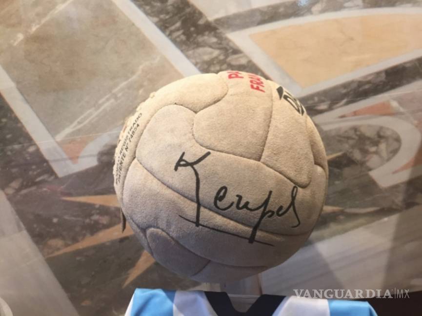 $!Camisas de Maradona, Messi y Pelé conquistan los Museos Vaticanos