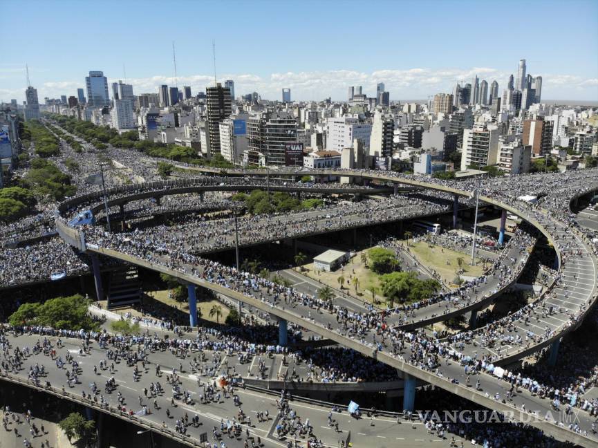 $!Los fanáticos del fútbol argentino convergen en las carreteras durante un desfile de bienvenida para los jugadores que ganaron el título de la Copa del Mundo.