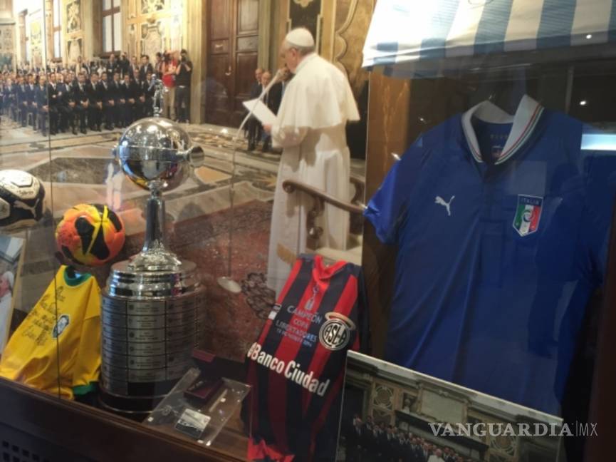 $!Camisas de Maradona, Messi y Pelé conquistan los Museos Vaticanos
