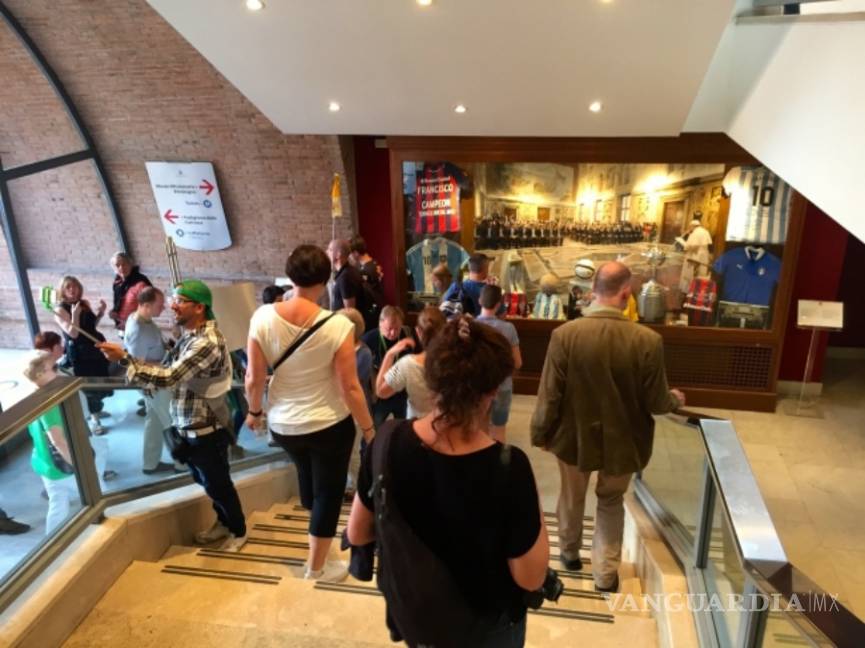 $!Camisas de Maradona, Messi y Pelé conquistan los Museos Vaticanos