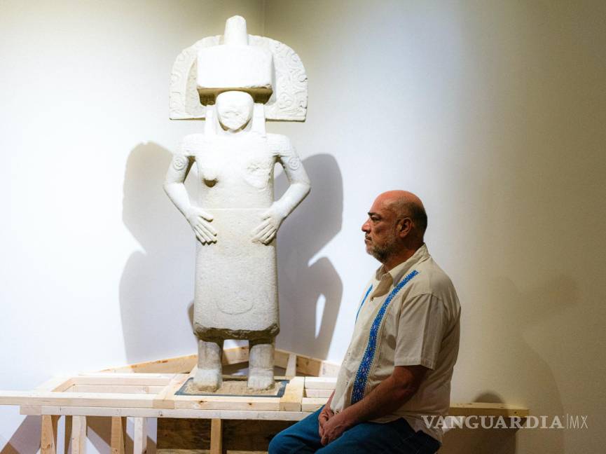 $!David Antonio Morales, arqueólogo del Instituto Nacional de Antropología e Historia de Veracruz, con una escultura, La señora de Tempoal.