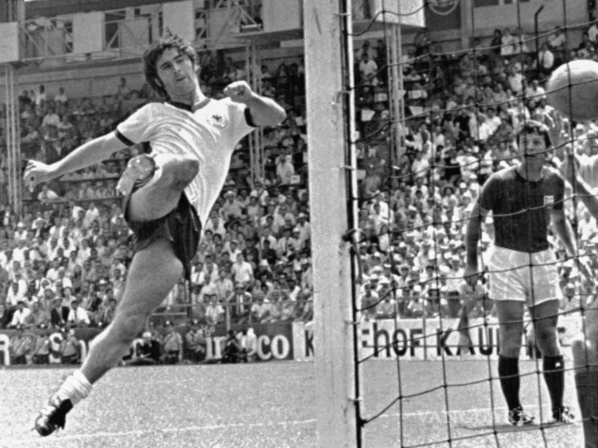$!En esta foto de archivo del 14 de junio de 1970, el alemán Gerd Mueller anota el decisivo tercer gol de Alemania durante el partido de cuartos de final de la Copa del Mundo entre Alemania e Inglaterra en León, México. AP
