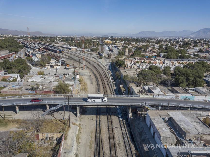 $!Por décadas, el Puente Mixcoac no ha recibido mantenimiento, por lo que representa un riesgo para automovilistas y peatones.
