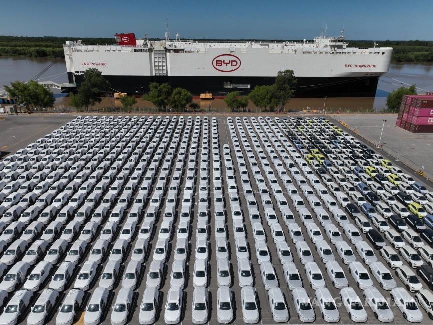 $!Vista de vehículos híbridos y eléctricos enviados desde China por la automotriz BYD Changzhou en el puerto de Zárate, en Buenos Aires, Argentina.