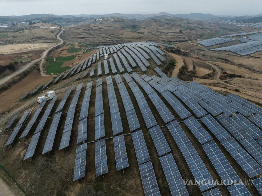 $!Una granja solar en Shilin Yunnan, China. Los líderes europeos consideran imponer aranceles más altos a los paneles solares y las turbinas eólicas de China.