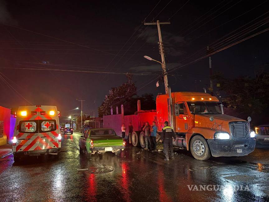 $!Paramédicos de la Cruz Roja valoraron a los conductores en el lugar del percance.