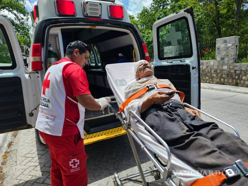 $!Paramédicos de la Cruz Roja brindaron asistencia médica a Salomé, de 74 años, quien sufrió heridas durante el intento de robo.