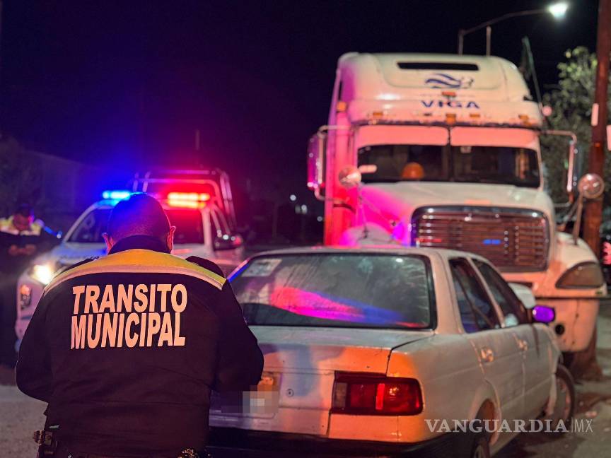 $!Elementos de Tránsito Municipal tomaron conocimiento del percance en la calle Indiana.
