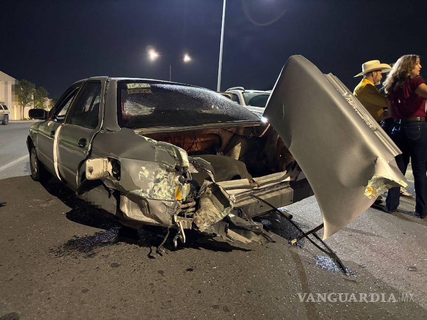 $!La camioneta realizó un retorno sin precaución y provocó el choque con un Nissan Tsuru.