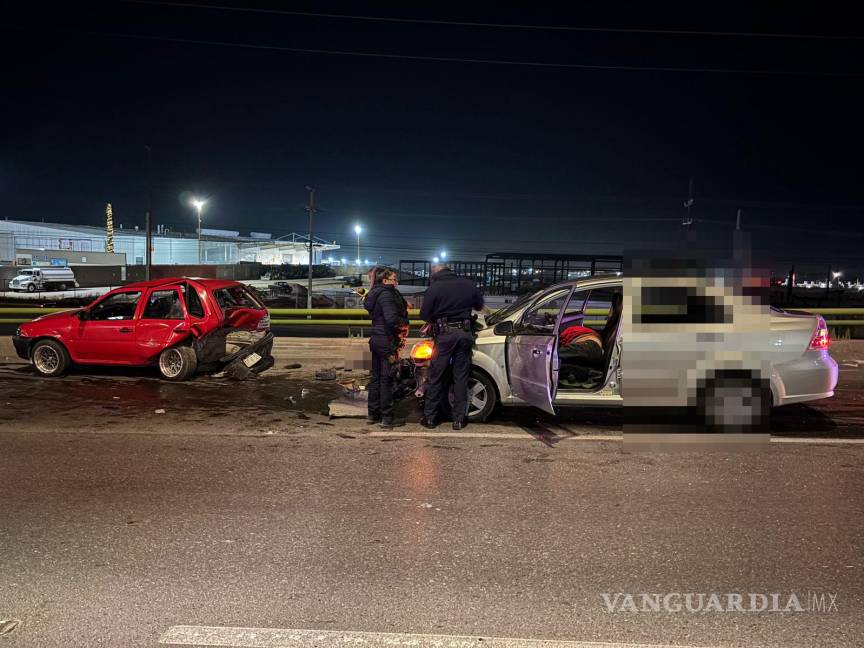 $!El vehículo de la familia afectada, un Volkswagen Pointer, quedo detenido tras el impacto.