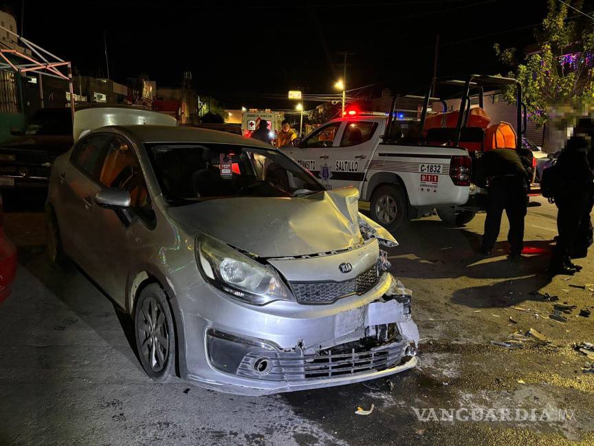 $!Elementos de Tránsito Municipal inspeccionan la escena del accidente en la colonia Teresitas.