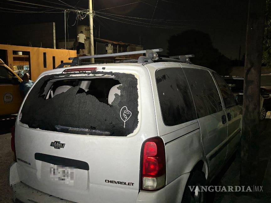 $!Piedras y pedazos de concreto lanzados durante la riña provocaron daños a varios automóviles estacionados.