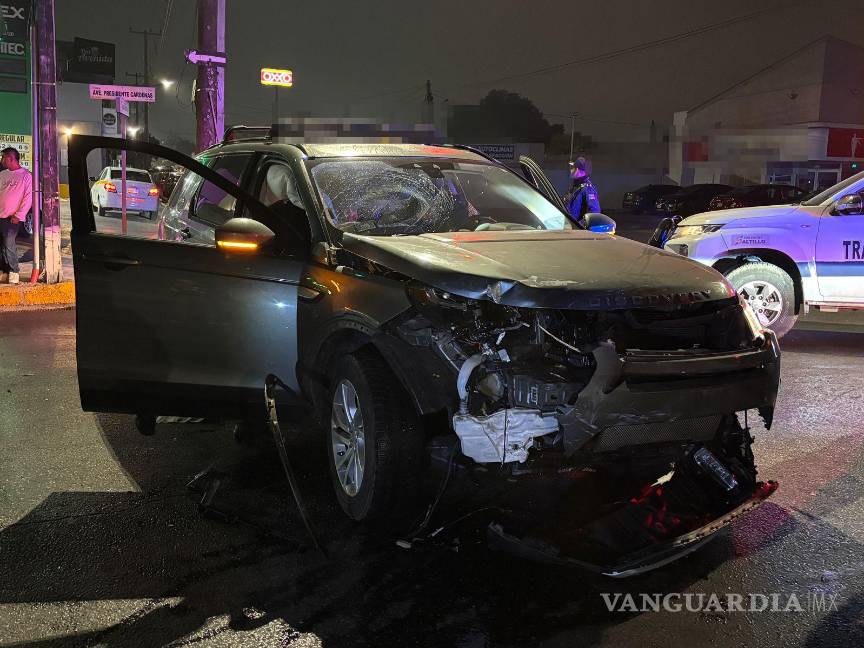 $!Ambos vehículos fueron remolcados al corralón mientras se deslindan responsabilidades en el Ministerio Público.