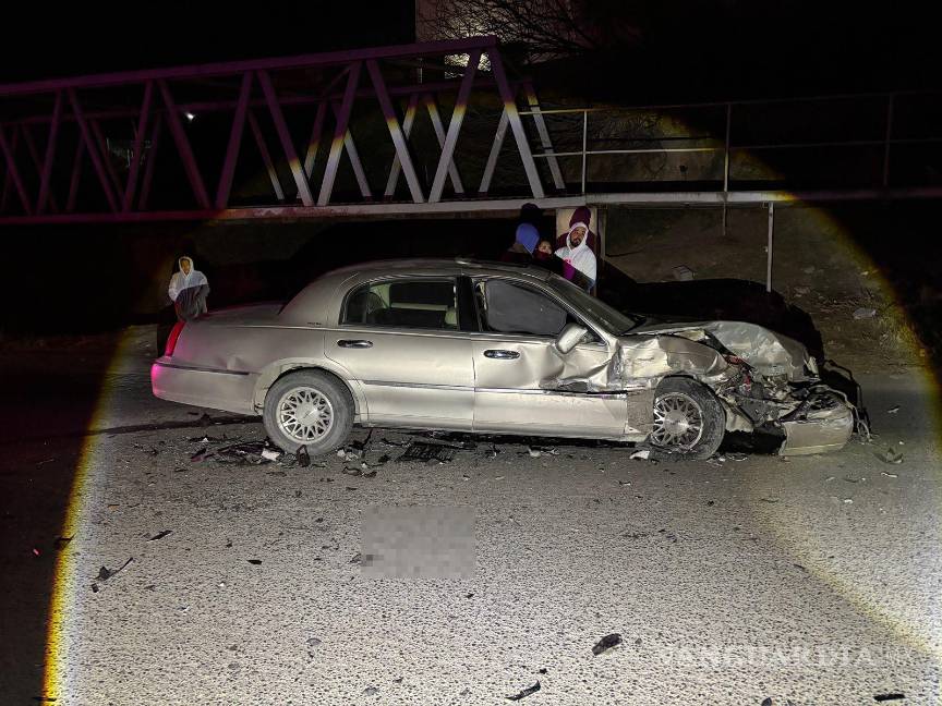 $!El vehículo Lincoln quedó con severos daños tras el impacto frontal registrado sobre el bulevar Otilio González.