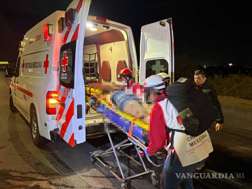 $!Paramédicos de Cruz Roja trasladaron de urgencia a la conductora al Hospital General, donde su estado de salud fue reportado como delicado.