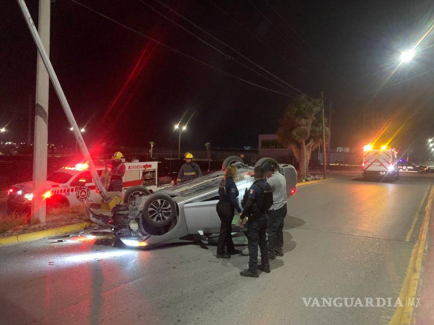 $!Paramédicos de Protección Civil valoran al conductor tras el percance.