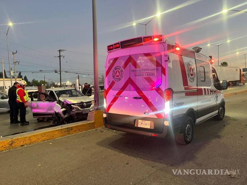 $!El conductor del vehículo, acompañado de compañeros de trabajo, resultó ileso tras perder el control del Renault Kwid.