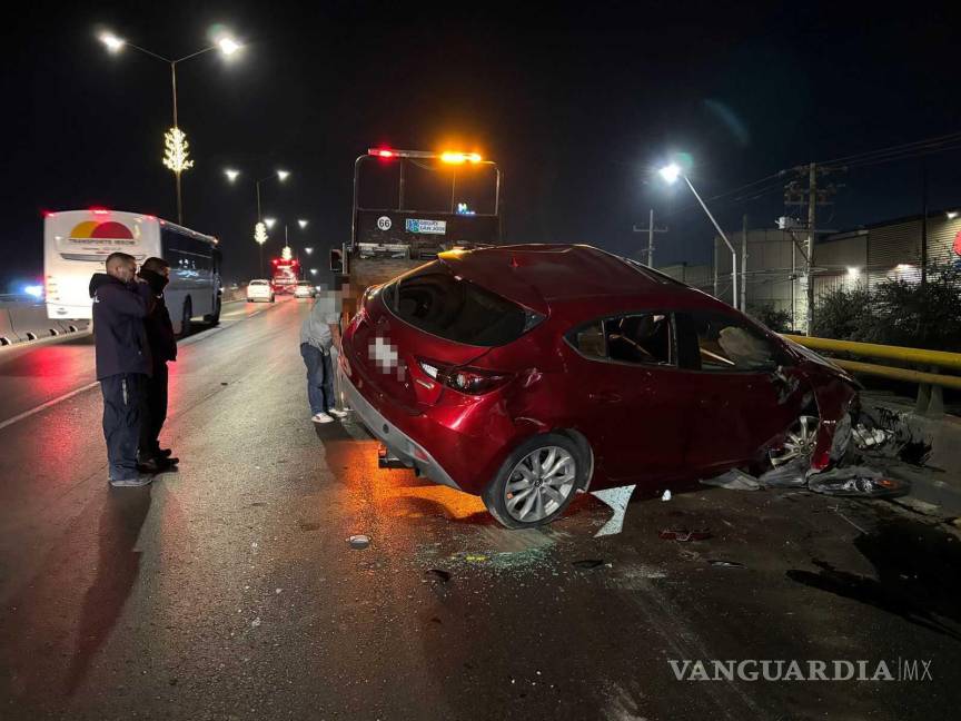 $!Una grúa remolco el automóvil siniestrado hacia el corralón mientras se realizaba el peritaje.