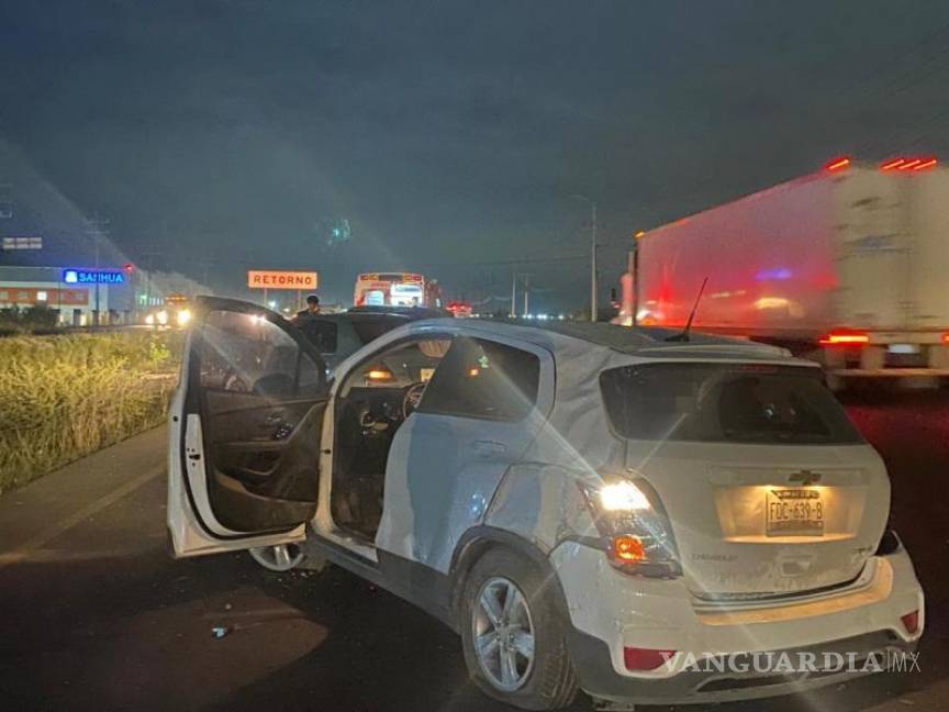 $!La camioneta Chevrolet terminó con daños severos en el cofre y la parte posterior tras la volcadura.