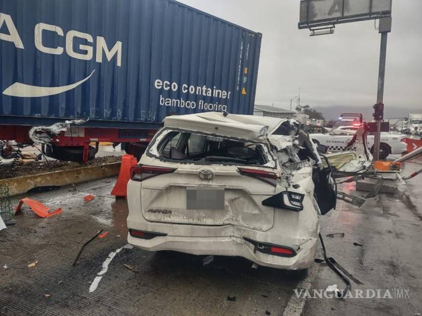 $!La Toyota Avanza resultó con daños tras ser golpeada por el tractocamión en la carretera 57.